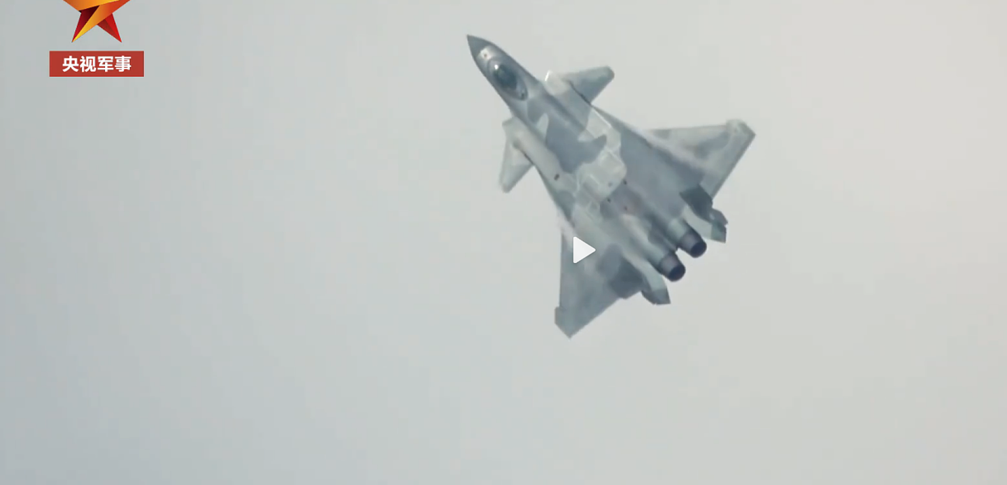 飞行表演中的歼-20。（中国央视军事截图）