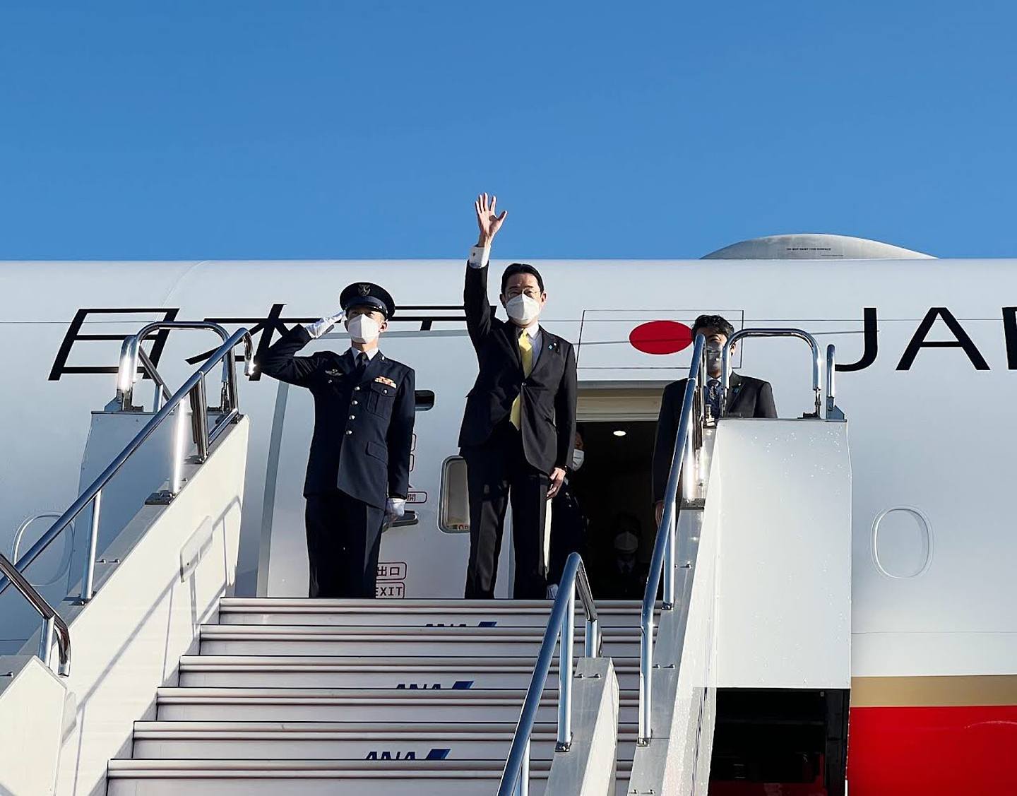 图为日本首相官邸发布的相片，显示首相岸田文雄出发前往印度前站在飞机前挥手。 （Twitter@kantei）