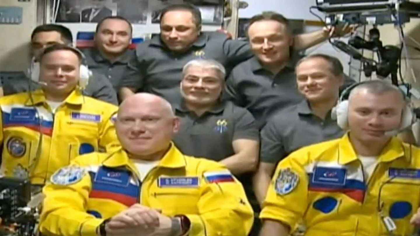 俄罗斯太空人抵国际太空站获拥抱欢迎，黄蓝色飞行服意外惹议（组图） - 1