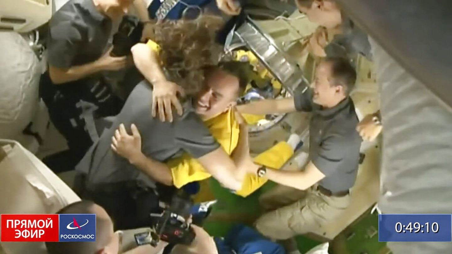 国际太空站：欢迎3名俄罗斯太空人抵达国际太空站时，包括美国太空人巴伦（Kayla Barron，图中长发者）在内的太空站工作人员热情地拥抱他们（AP）