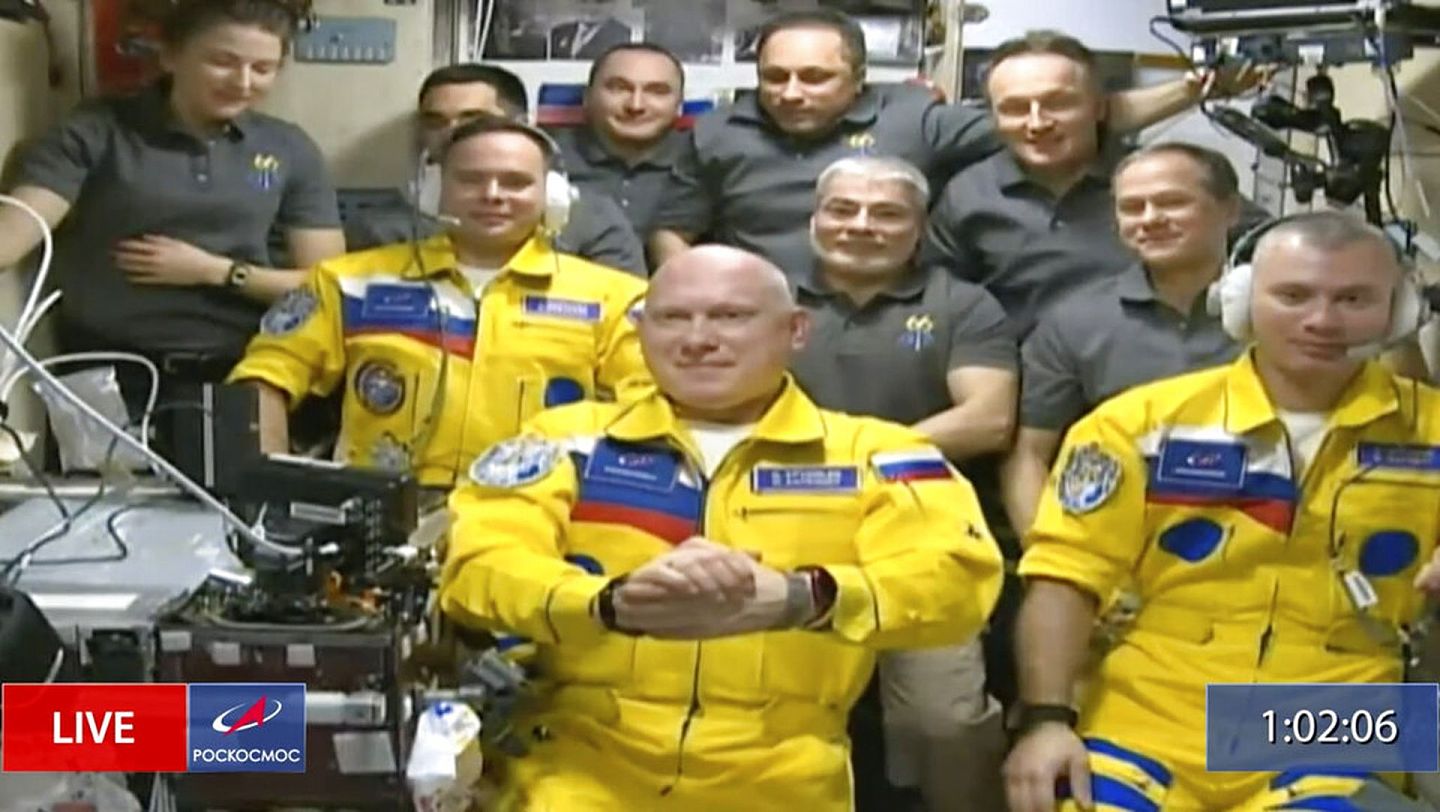 国际太空站：3名俄罗斯太空人的黄蓝色飞行服意外引起讨论（AP）
