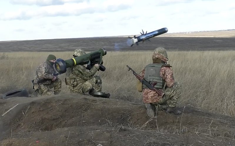 乌克兰国安会秘书长丹尼洛夫表示，乌克兰数天内就会收到新运交的美国武器。 图为乌克兰士兵在军事演习中使用美国提供的标枪(Javelin)。 (美联社)
