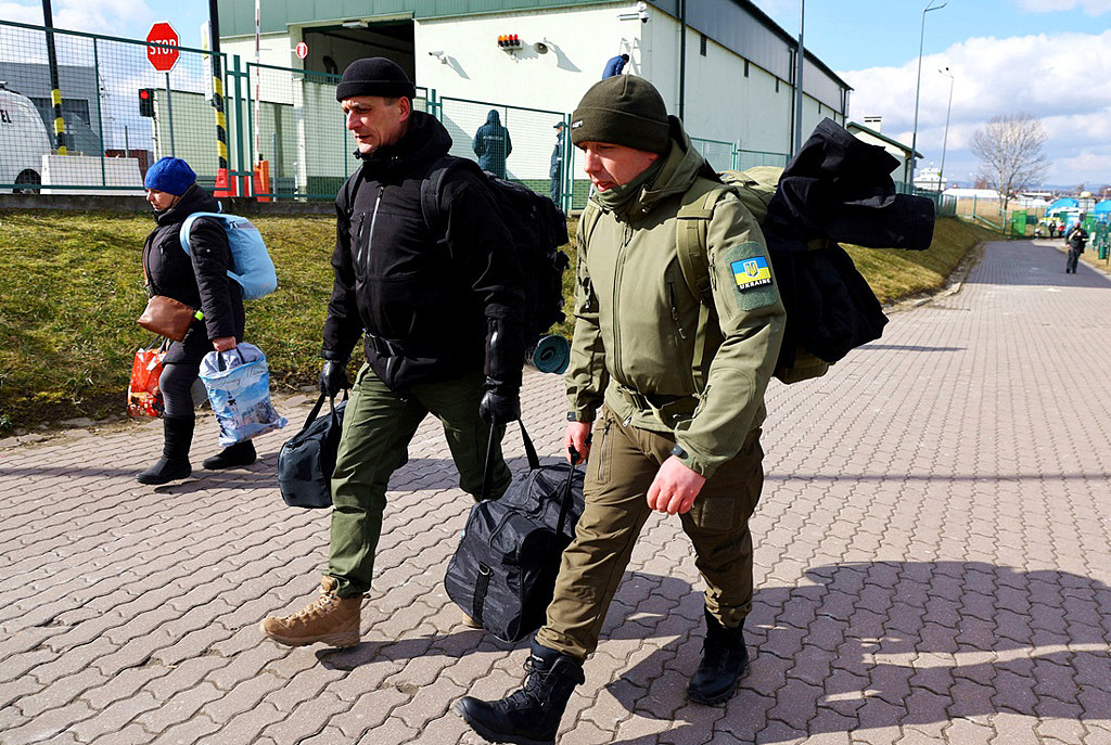 图为爱沙尼亚民众准备进入乌克兰加入国际军团、对抗俄罗斯。 （图／路透社）