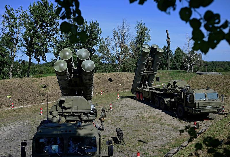 传美国希望土耳其将向俄罗斯购买的俄制S-400飞弹防御系统送给乌克兰。 图为俄军拥有S-400飞弹防御系统，2020年8月的资料照片。 (路透)