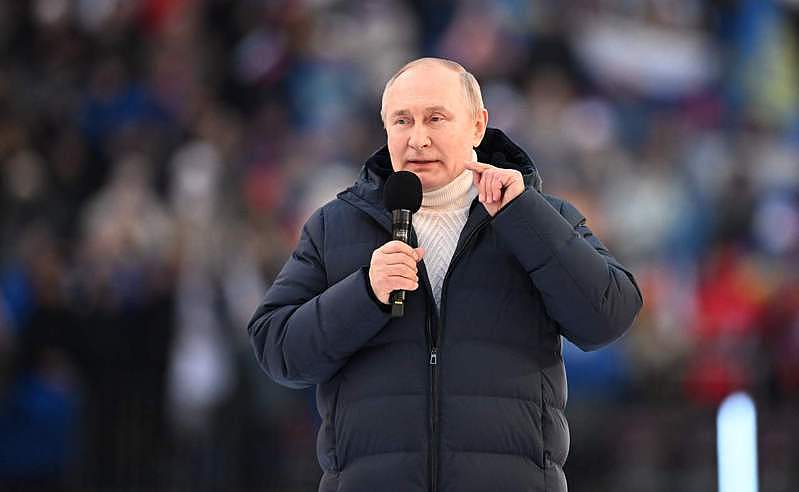 俄罗斯总统普亭18日晚间出席庆祝俄国兼并克里米亚8周年的大型集会，他身上的意大利名牌Loro Piana羽绒外套，价值1万英镑（约1万3386美元）。(Getty Images)