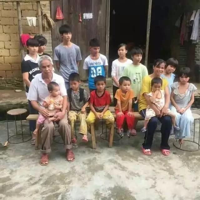 广西容县夫妇生育15孩，官方:系自由恋爱，11人被处理（组图） - 1