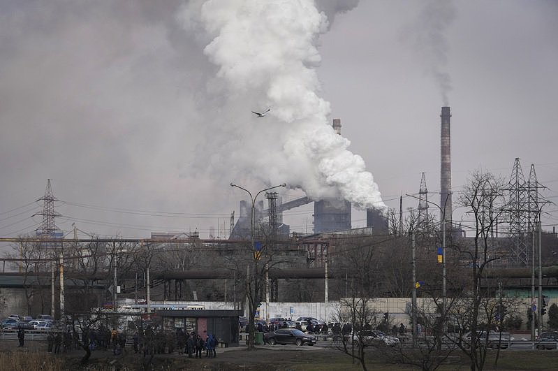 乌克兰国会女议员莉希亚． 瓦西连科20日证实，随着俄军围攻乌克兰南部港市马立波，俄军摧毁乌国境内欧洲数一数二的大型炼钢厂Azovstal炼钢厂。 图为Azovstal炼钢厂今年2月23日，即俄国侵乌前夕的景象。 美联社