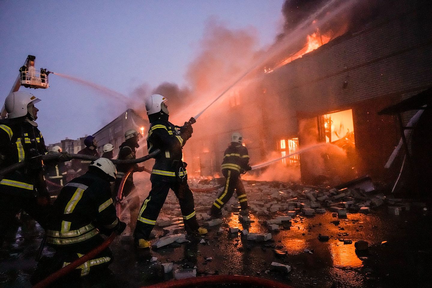 2022年3月17日，乌克兰基辅发生爆炸，乌克兰消防员奋力扑灭一个仓库因爆炸引发的大火。（AP）