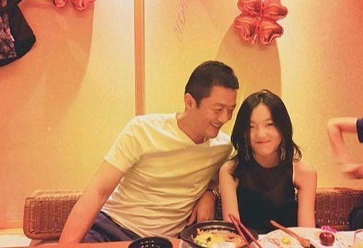 李亚鹏再婚后女儿李嫣首露面，穿衣风格大变露小蛮腰身材优越（组图） - 7