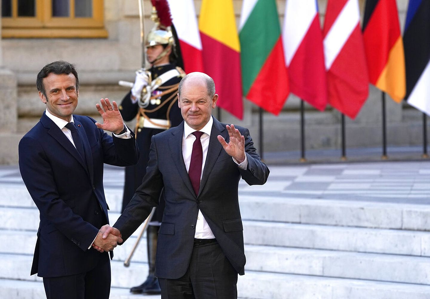 马克龙与朔尔茨3月11日在凡尔赛宫欧盟峰会时的合照。（美联社）