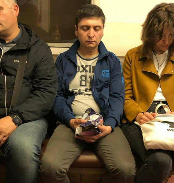 泽连斯基分身因2019年一张在俄罗斯地铁的照片而爆红。 图／取自msn
