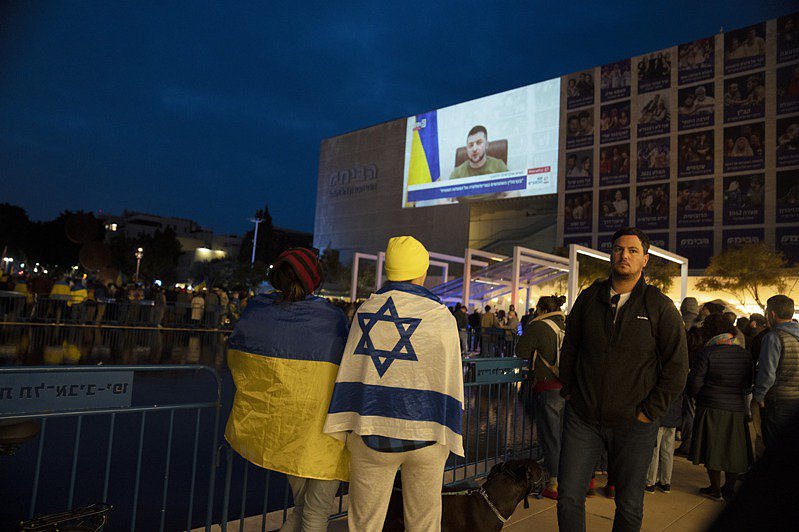 以色列民众20日聚集在特拉维夫舞台广场内观看泽伦斯基演说。 美联社
