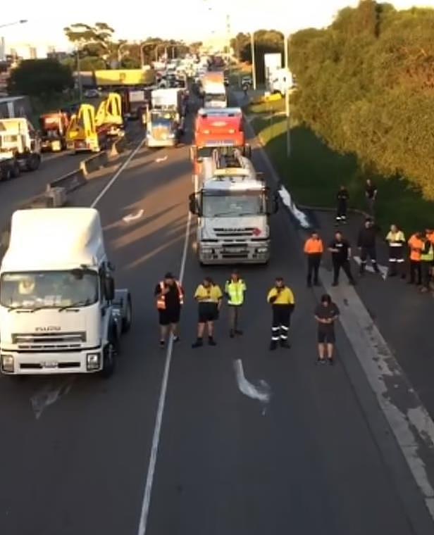 悉尼抗议者封路拦车，早高峰交通严重拥堵！车龙长达1公里（组图） - 5