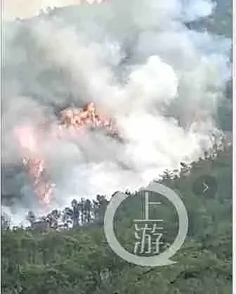 中國東方航空波音737客機在廣西梧州墜毀後，引發山林大火。   圖：翻攝自《上游新聞》