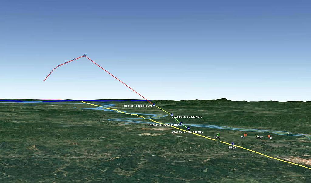 从事故已知数据判断，东航失事航班最后阶段几乎是自由落体般下坠。 图为依据东航失事航班最后飞航数据绘成的3D模拟图。 （图／推特@SKYWAVESTAR）