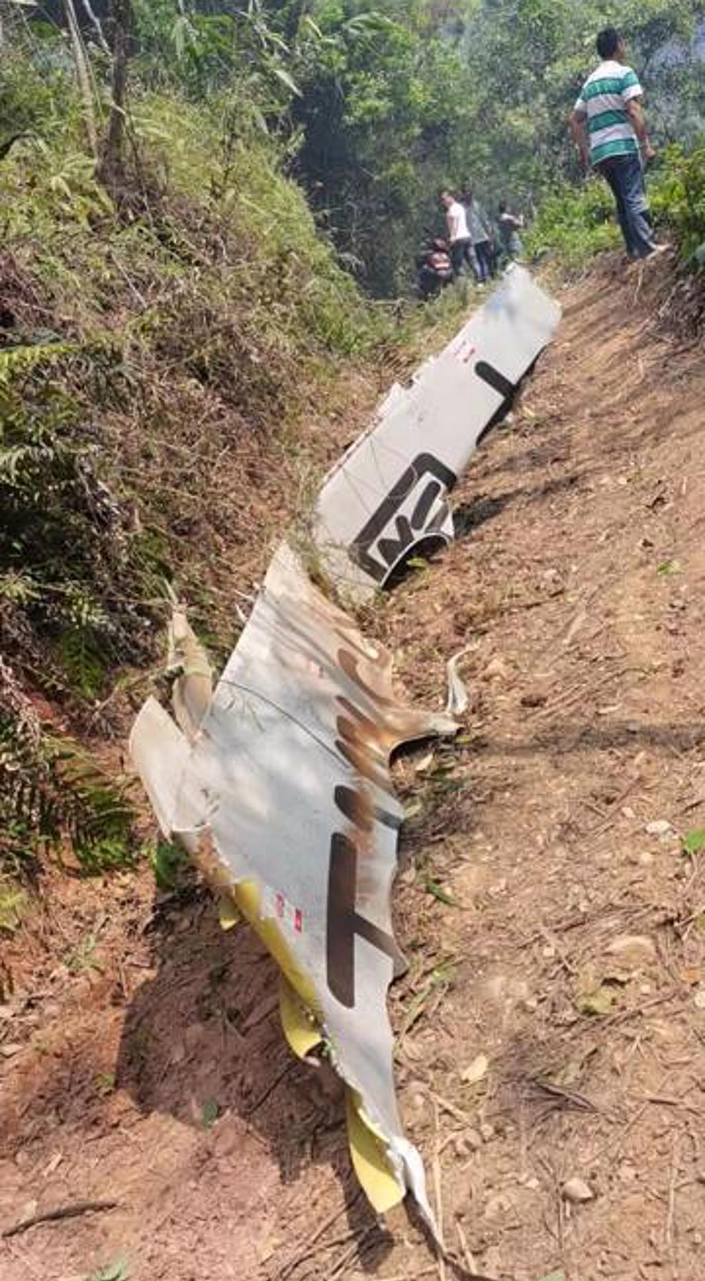 东航失事航班坠机现场残骸非常破碎分散，图为其中较大的一片机体残骸。 （图／中新社）