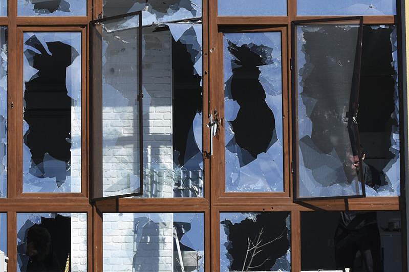 乌克兰南部海港敖德蕯一栋建筑被炸，窗户玻璃全碎；总统泽伦斯基说，乌克兰与俄罗斯的和平谈判若达成协议，必须交付公民投票。 （美联社）