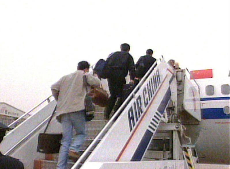 2002年釜山空难，客机上155名乘客和11名机组人员目前仅有54人幸存。 (中新...
