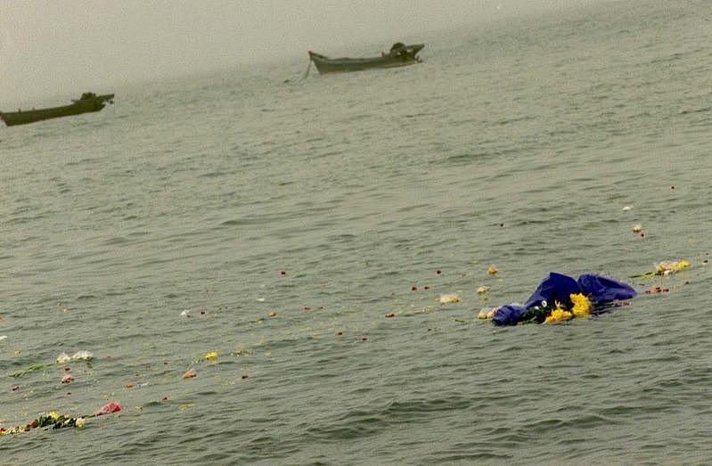2002年大连空难坠机海滨连日漂浮着鲜花，失去亲人的家属们纷纷向大海抛撒鲜花，悼...