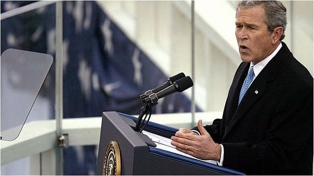 小布什（George W Bush）就职当时正值伊拉克战争的高峰期，新保守主义者掌管着美国的外交政策。