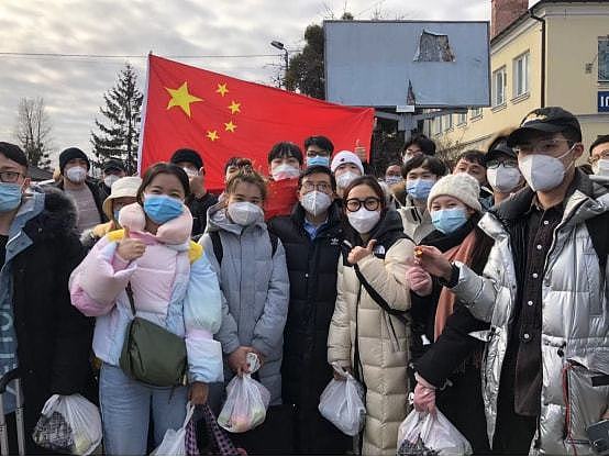 最后一批从苏梅出发的中国留学生到达利沃夫火车站后与大使的合照。 （取材自环球时报）