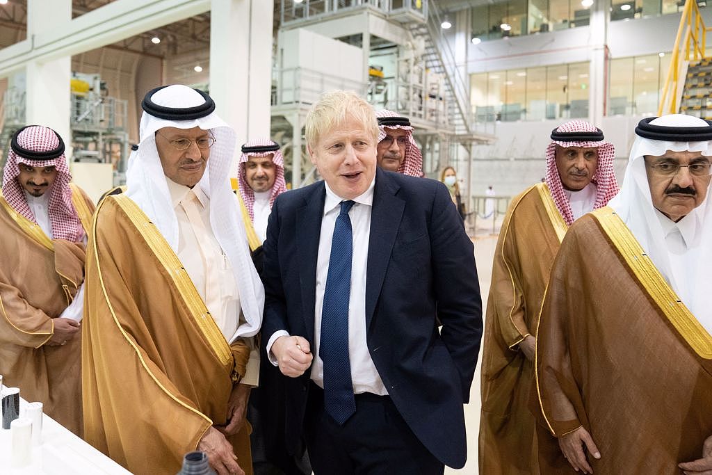 英国首相强生(Boris Johnson)赴沙国讨论石油问题(图/路透)