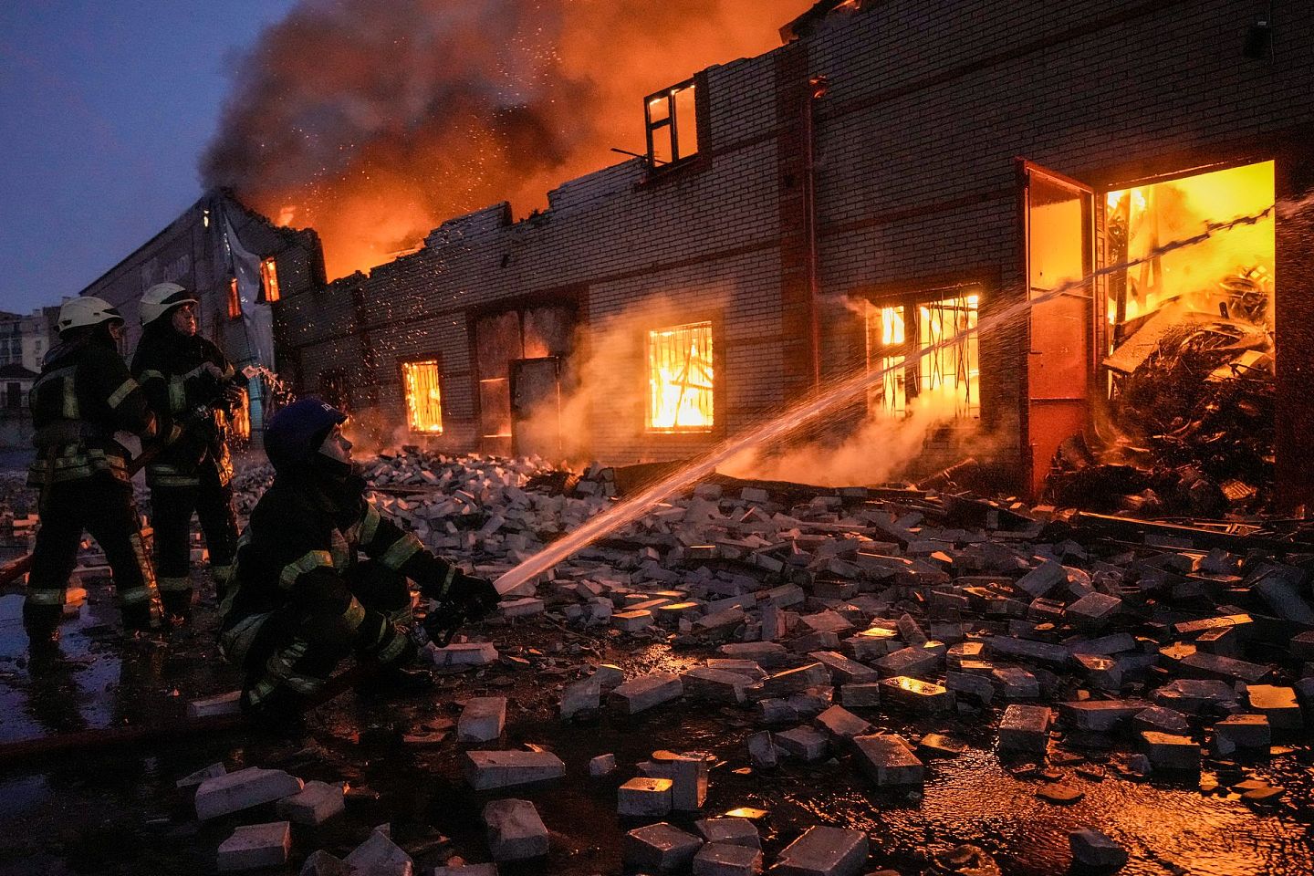 3月17日，基辅消防队员正在扑灭仓库爆炸后的大火。（AP）