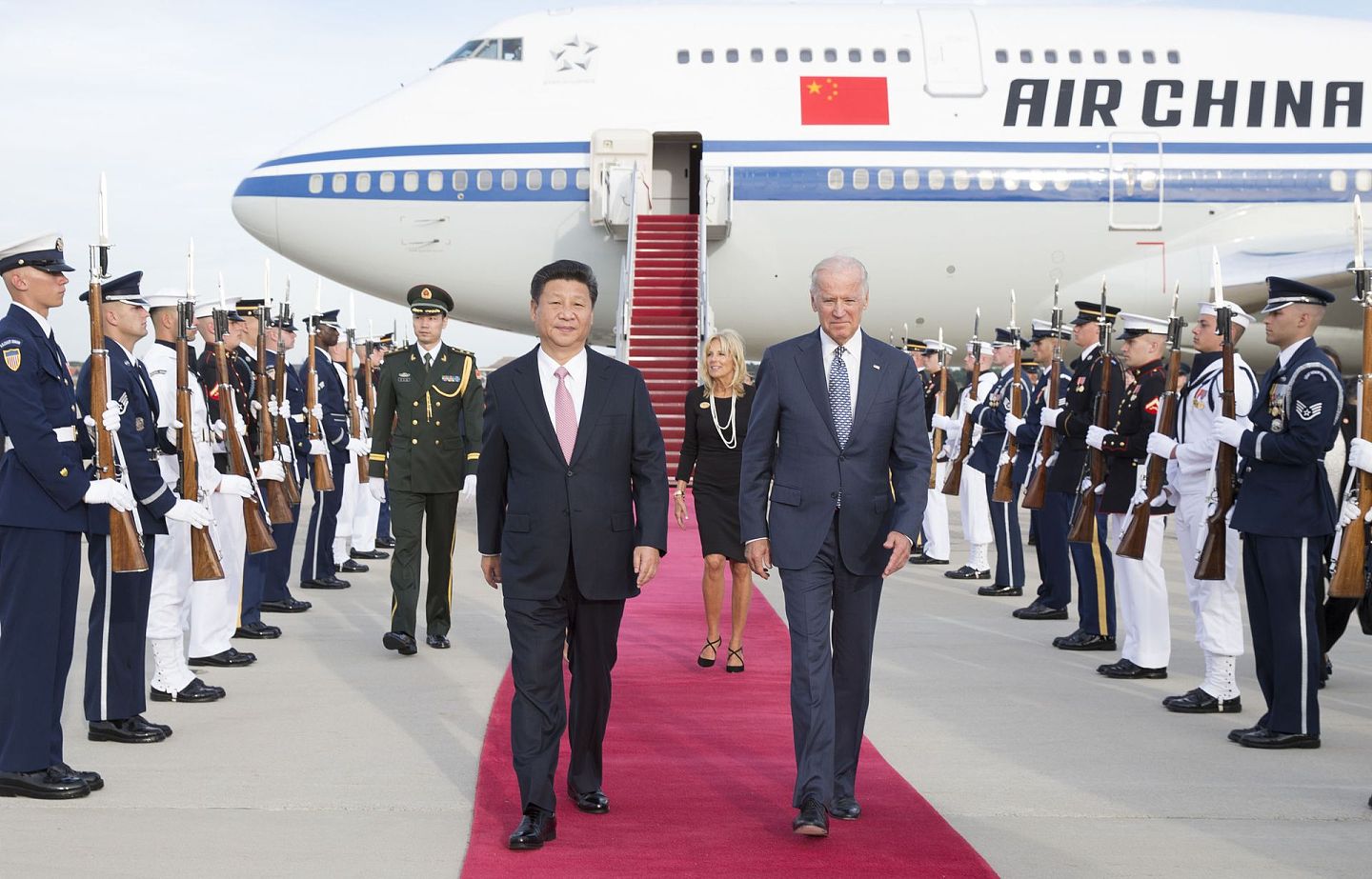 2015年9月24日，习近平乘专机抵达美国首都华盛顿，继续对美国进行国事访问。美国时任副总统拜登和夫人专程来到机场，热情欢迎习近平和夫人彭丽媛。（新华社）