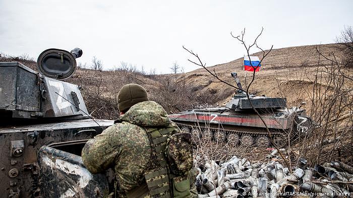 Ukraine | Soldat nahe der Stadt Popasna in Luhansk 