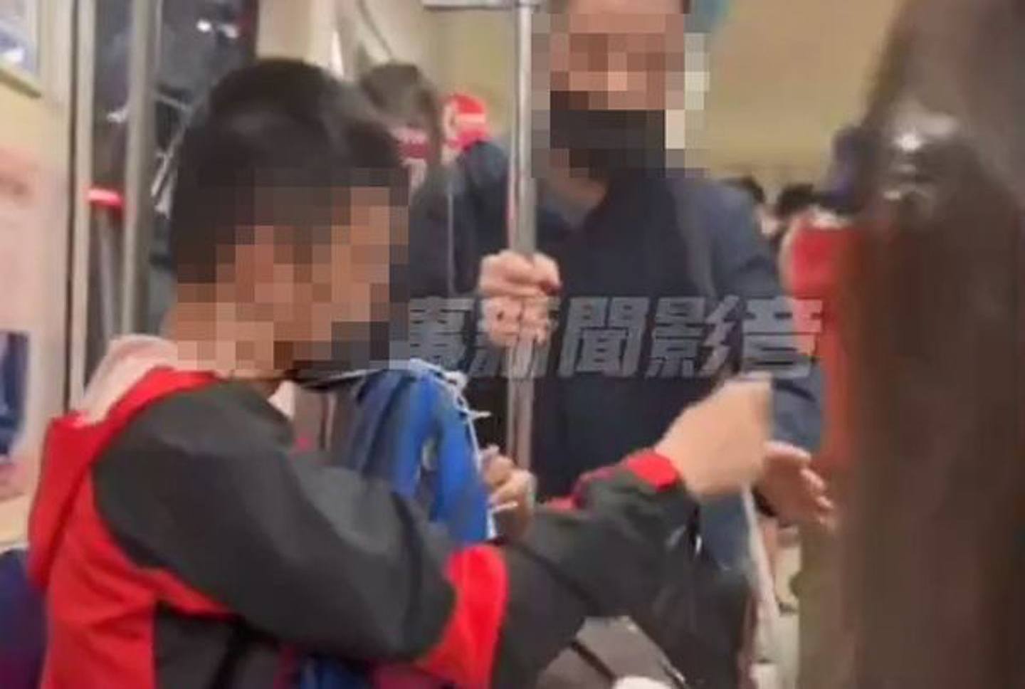 在台湾，有一名老翁搭捷运时不满年轻的视障者坐在关爱座（台湾称博爱座），竟要求对方让座。 （网上片段截图）