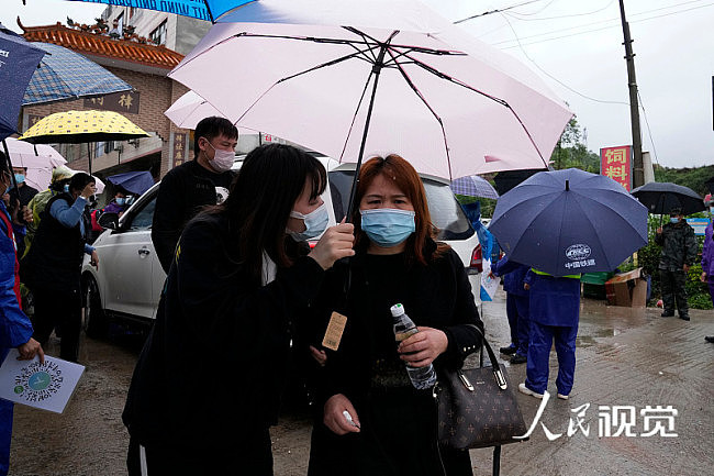 2022年3月23日，广西，东航客机坠毁遇难者家属抵达失事地点附近。