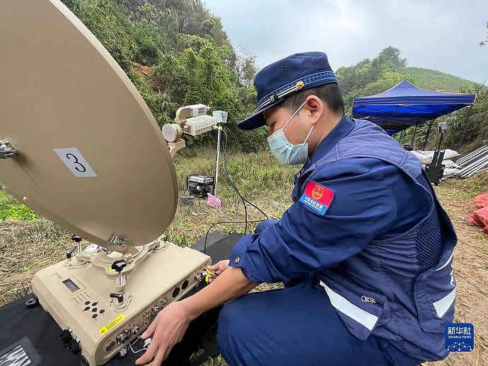 目击者：飞机冲向地面似乎打着旋儿，机身旁似有液体！新华社：只要有一丝希望就全力以赴（视频/组图） - 1