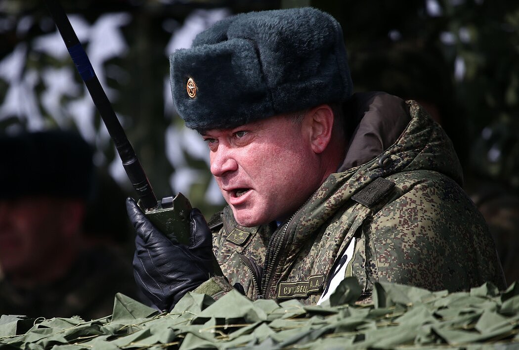在俄罗斯国有媒体的一张照片中，去年在克里米亚的安德烈·苏霍维茨基少将。