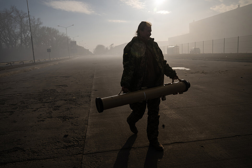 本月，反坦克导弹部队指挥官捷季扬娜·科尔诺沃尔中尉在基辅郊区作战。