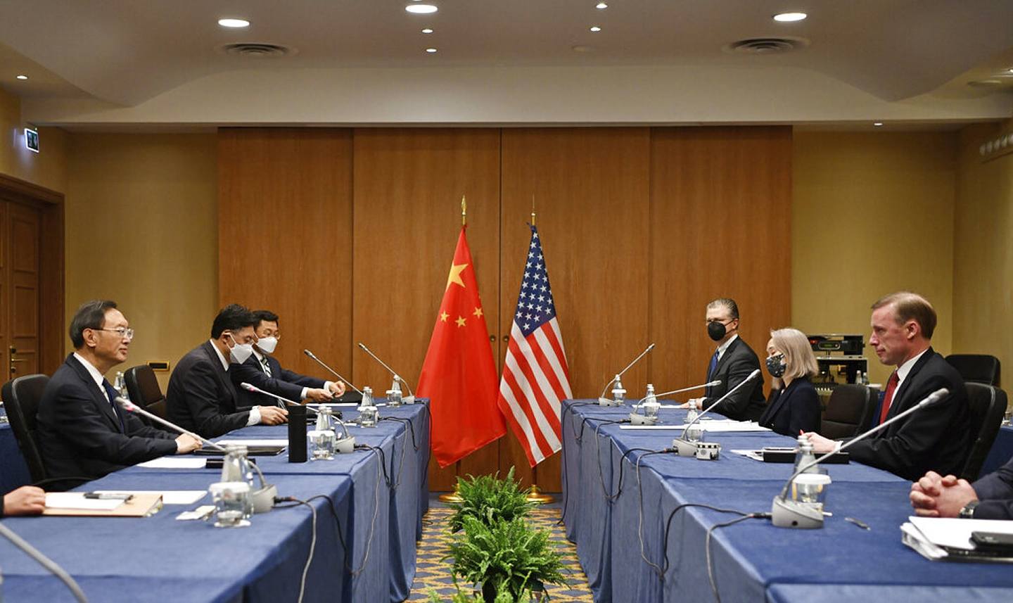 中美关系：图为美国家安全顾问沙利文3月14日与中国中共中央政治局委员、中央外事工作委员会办公室主任杨洁篪在意大利罗马会晤。 （AP）