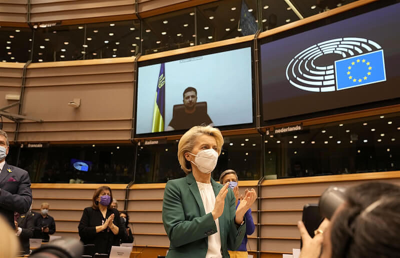乌克兰总统泽伦斯基1日在欧洲议会发表视讯演说，让议员起立鼓掌，连口译都数度哽咽。 （美联社）