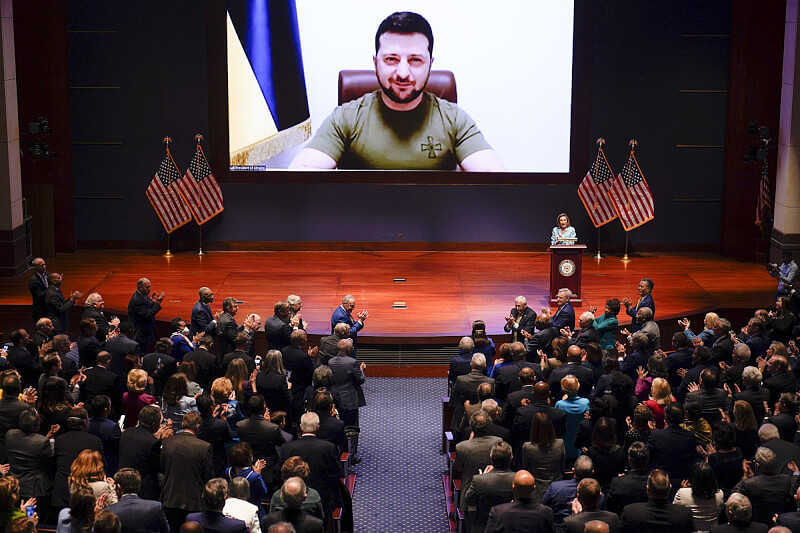乌克兰总统泽伦斯基16日对美国国会发表视讯演说，开场时获现场人员起立鼓掌致意，众议院议长裴洛西（台上站立者）说，议员们都对泽伦斯基的勇敢领导怀抱敬意。 （美联社）