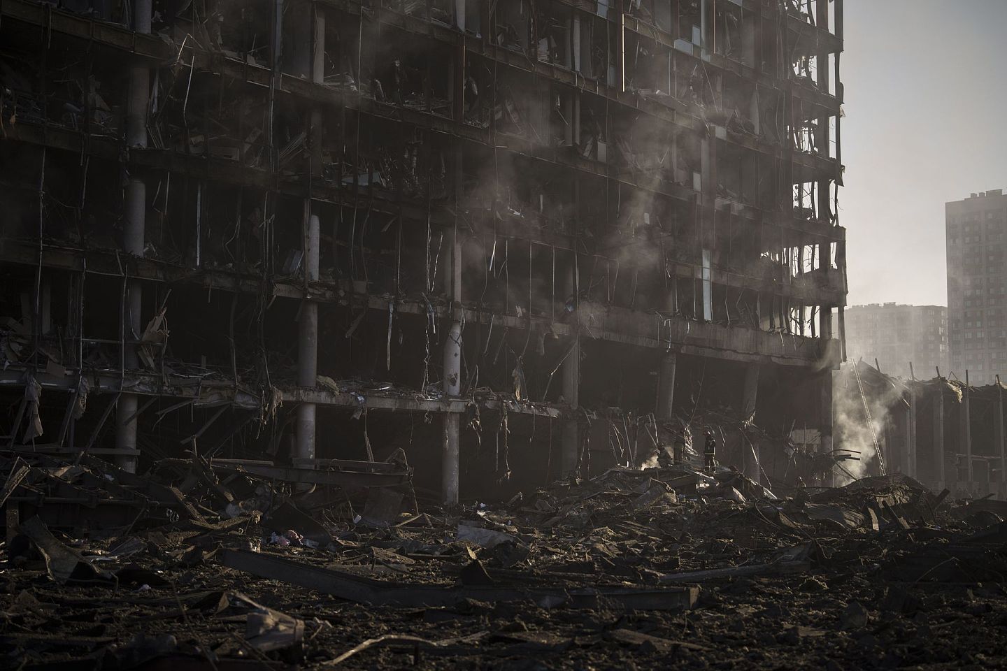 2022年3月21日，乌克兰基辅发生爆炸事件，消防员正在扑灭一座购物中心因爆炸引发的大火。（AP）