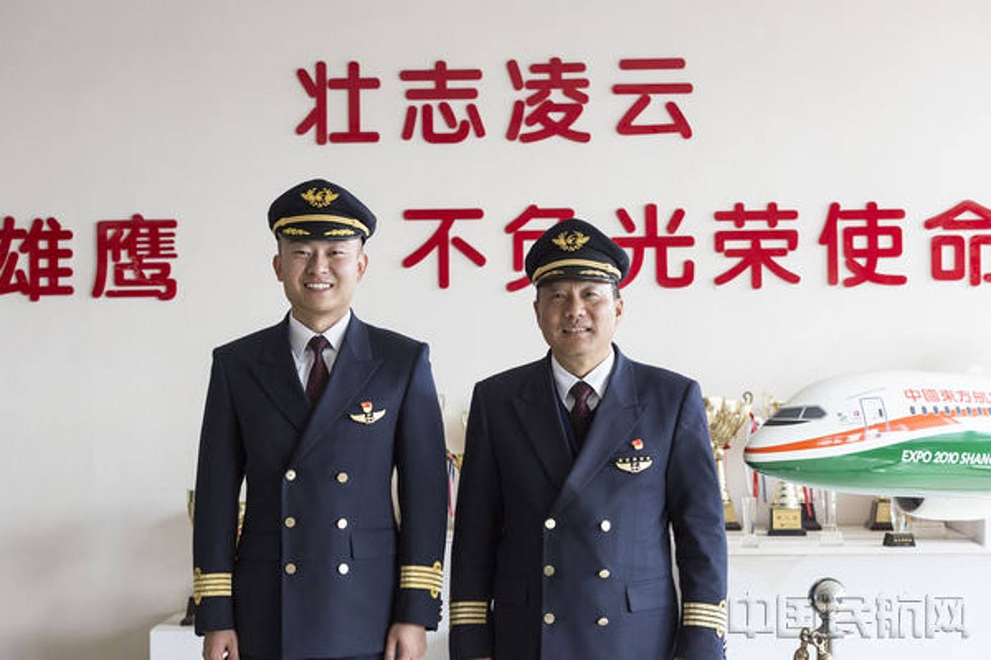 张正平（右）是业内「祖师爷」级别的机师。 （中国民航网）