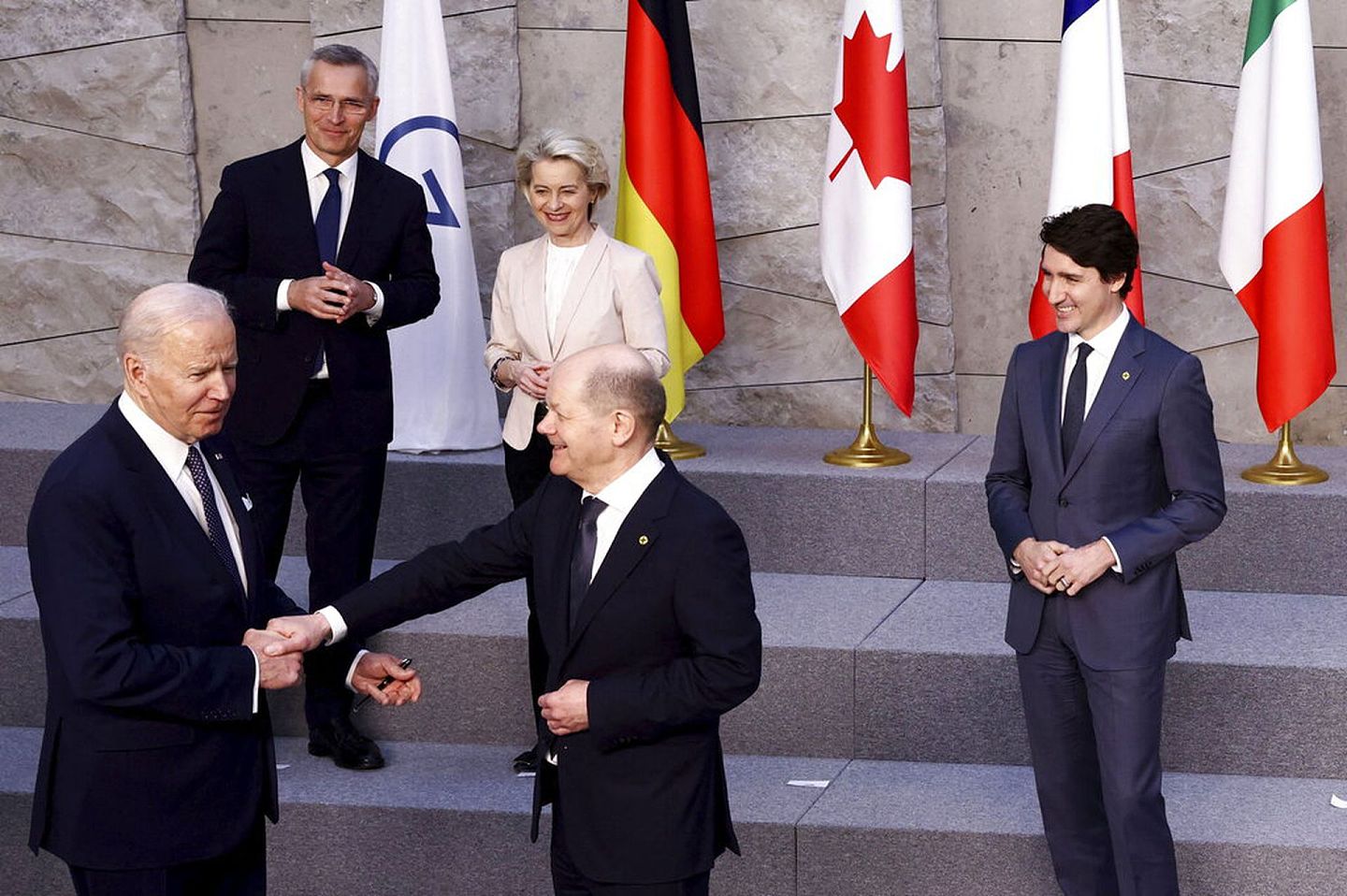 图为北约峰会3月24日在比利时布鲁塞尔举行期间，美国总统拜登（左）和德国总理朔尔茨（右）握手。（AP）