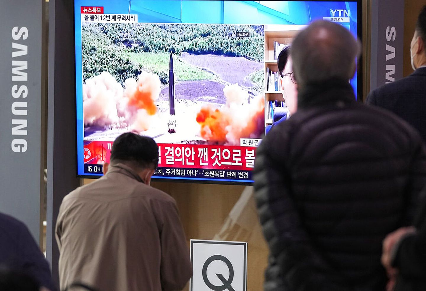 朝鲜试射导弹：图为3月24日，韩国民众在首尔火车站观看关于朝鲜试射导弹的报道。（AP）