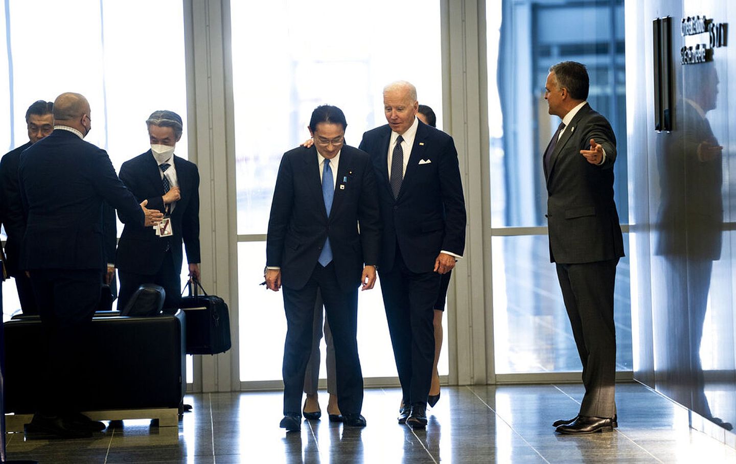 2022年3月24日，美国总统拜登（Joe Biden，右二）与日本首相岸田文雄（右三）在比利时布鲁塞尔北约总部出席七国集团领导人峰会期间搭肩并行。（AP）
