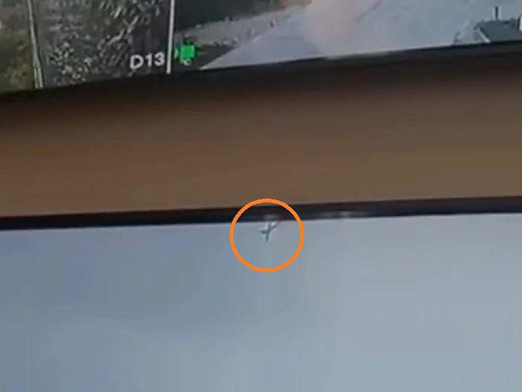 监控摄像头拍摄到疑似东航波音737客机垂直坠落的影像，有人分析其中模糊的机身被指出两边机翼长度有明显差异。 （图／网路）