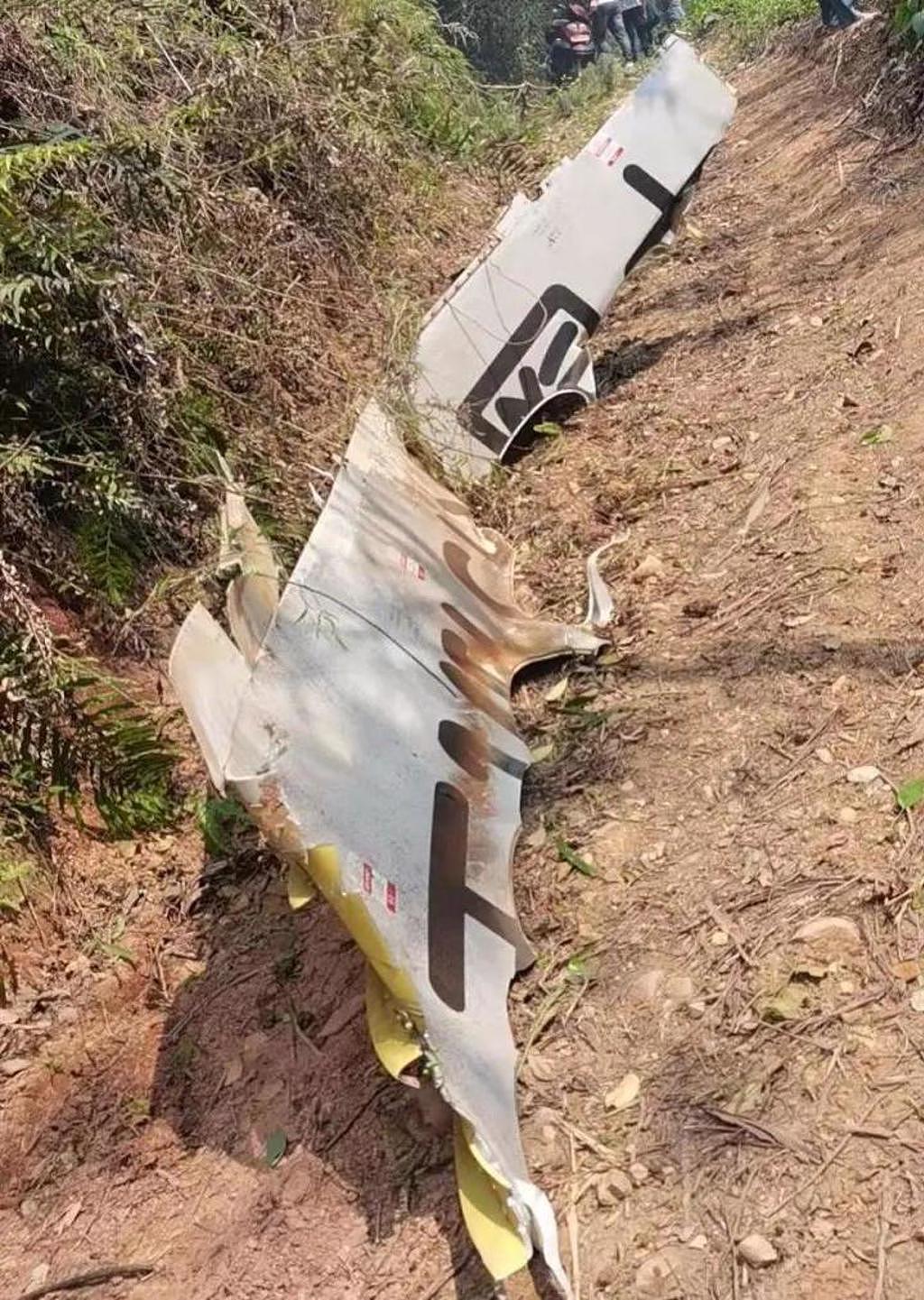 东航波音737空难现场寻获较大片的机翼残骸，完全没有火烧痕迹，业界怀疑这片机翼蒙皮可能在空中就已经脱落。 （图／新华社）