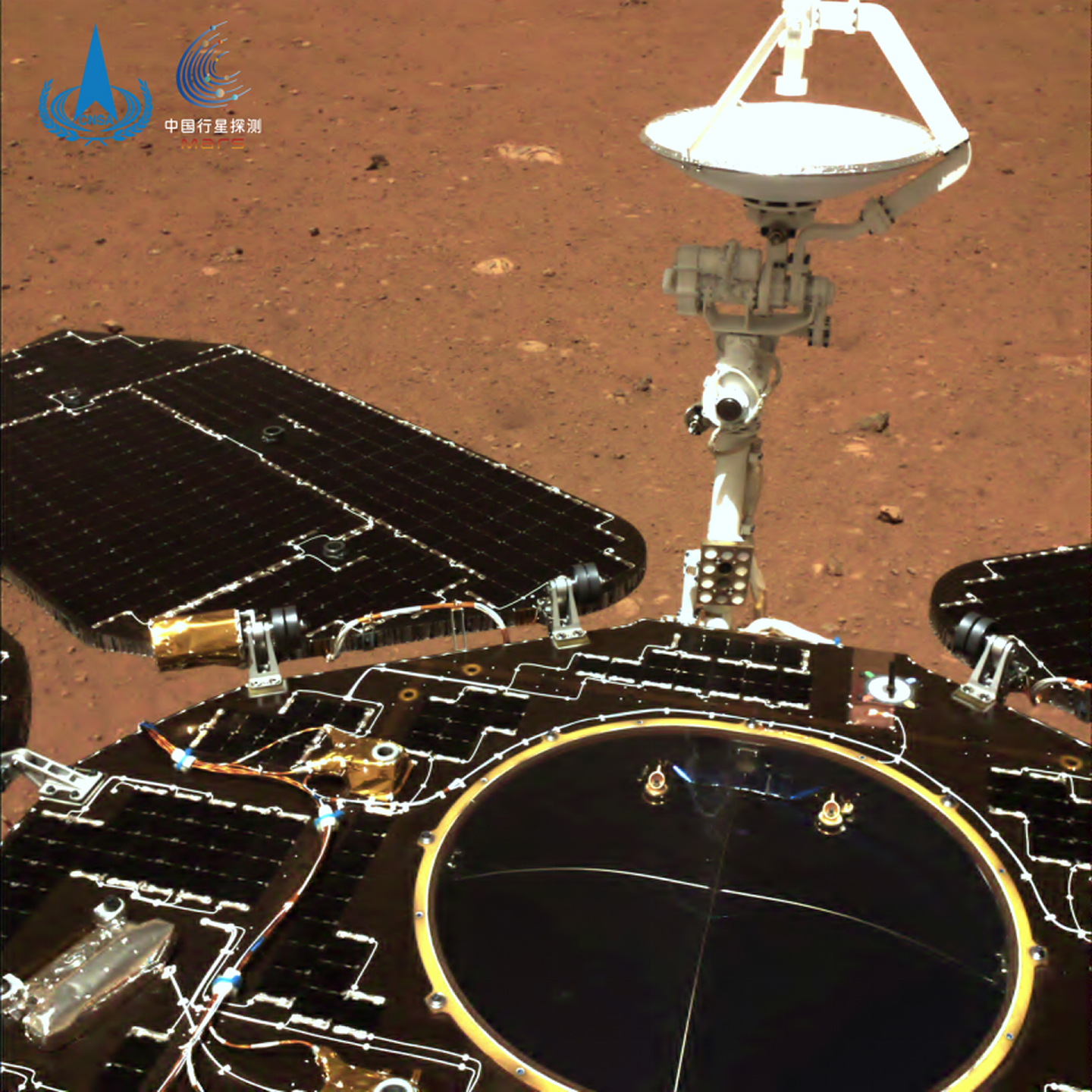 拍摄于2021年5月19日（着陆后第5火星日），火星车表面无沙尘覆盖。（微信@中国探月工程）