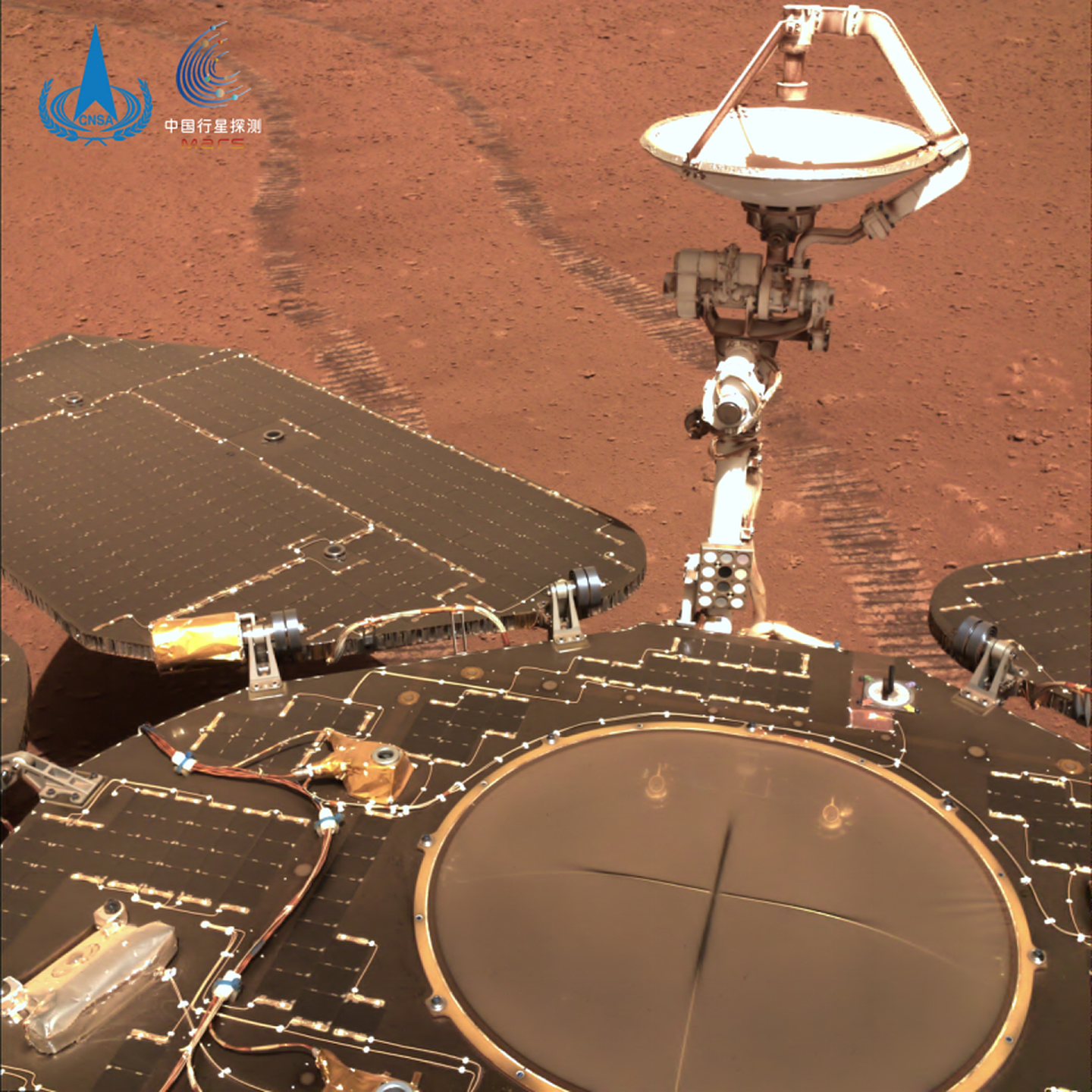 拍摄于2022年1月22日（着陆后第247火星日），火星车表面存在明显的沙尘覆盖。这也是导航地形相机不同时期拍摄火星车本体影像对比。（微信@中国探月工程）