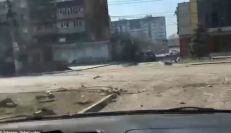 惊悚慎入！ 俄军把乌克兰港都炸成死城，开车逃难被迫over dead body。 翻自Telegram