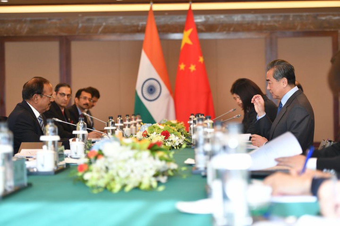 2018年11月24日，中印边界问题中方特别代表、国务委员兼外交部长王毅同印方特别代表、国家安全顾问多瓦尔（左一）在四川成都举行中印边界问题特别代表第二十一次会晤。（中国外交部）