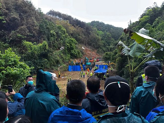 瘫坐机场痛哭，MU5735家属：“哪怕拿一捧土回去”（组图） - 10