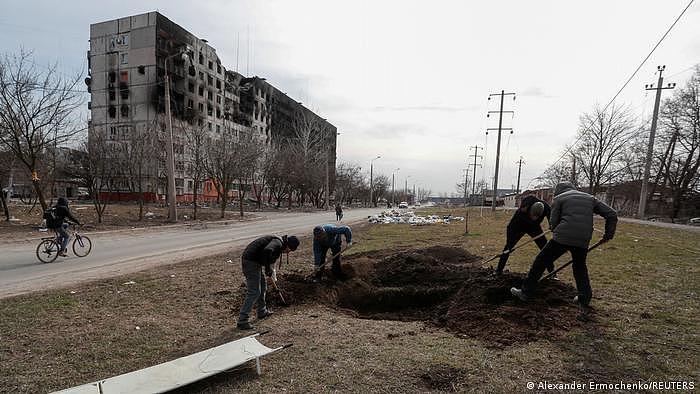 Ukraine | Menschen heben Gräber in Mariupol aus